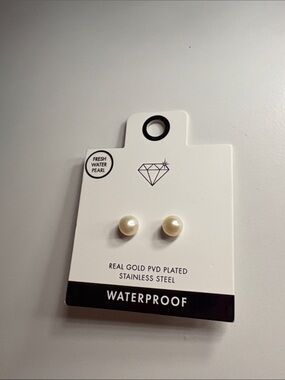 Freshwater Pearl Stud Earrings - Cream Pearlescent with Gold-Plated Posts